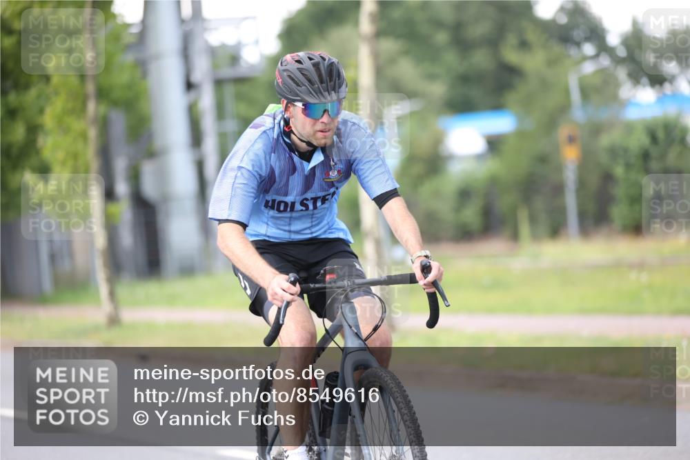 10.08.2025 - GEWOBA Citytriathlon Bremen Yannick Fuchs http://msf.ph/oto/8549616 10.08.2025 13:29:19 Radfahren 638, 980, 1032 meine-sportfotos.de