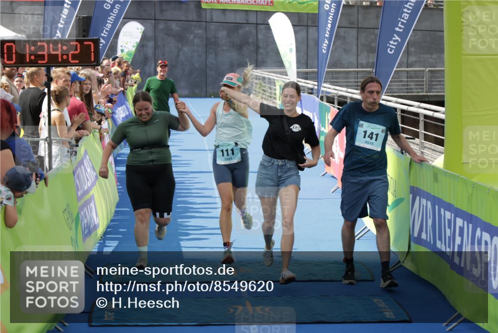 10.08.2025 - GEWOBA Citytriathlon Bremen H.Heesch http://msf.ph/oto/8549620 10.08.2025 11:38:09 Ziel 111, 141 meine-sportfotos.de
