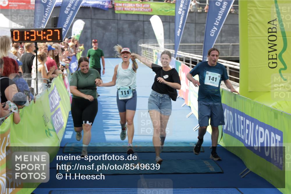 10.08.2025 - GEWOBA Citytriathlon Bremen H.Heesch http://msf.ph/oto/8549639 10.08.2025 11:38:09 Ziel 111, 141 meine-sportfotos.de