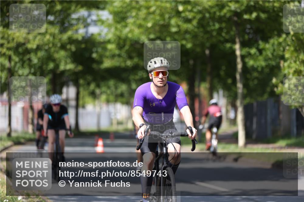 10.08.2025 - GEWOBA Citytriathlon Bremen Yannick Fuchs http://msf.ph/oto/8549743 10.08.2025 12:20:06 Radfahren 570, 639, 739, 764, 782, 784, 841, 844, 892, 920, 1027 meine-sportfotos.de