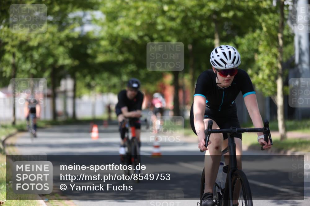 10.08.2025 - GEWOBA Citytriathlon Bremen Yannick Fuchs http://msf.ph/oto/8549753 10.08.2025 12:20:07 Radfahren 565, 570, 639, 739, 764, 782, 784, 841, 844, 892, 920, 1027 meine-sportfotos.de