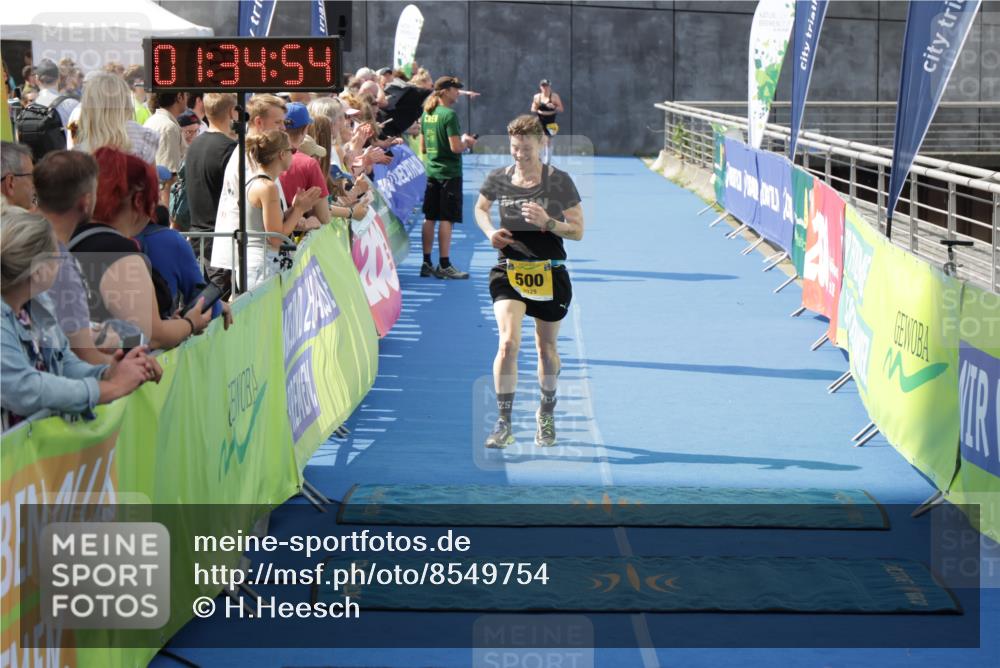 10.08.2025 - GEWOBA Citytriathlon Bremen H.Heesch http://msf.ph/oto/8549754 10.08.2025 11:38:36 Ziel 500 meine-sportfotos.de