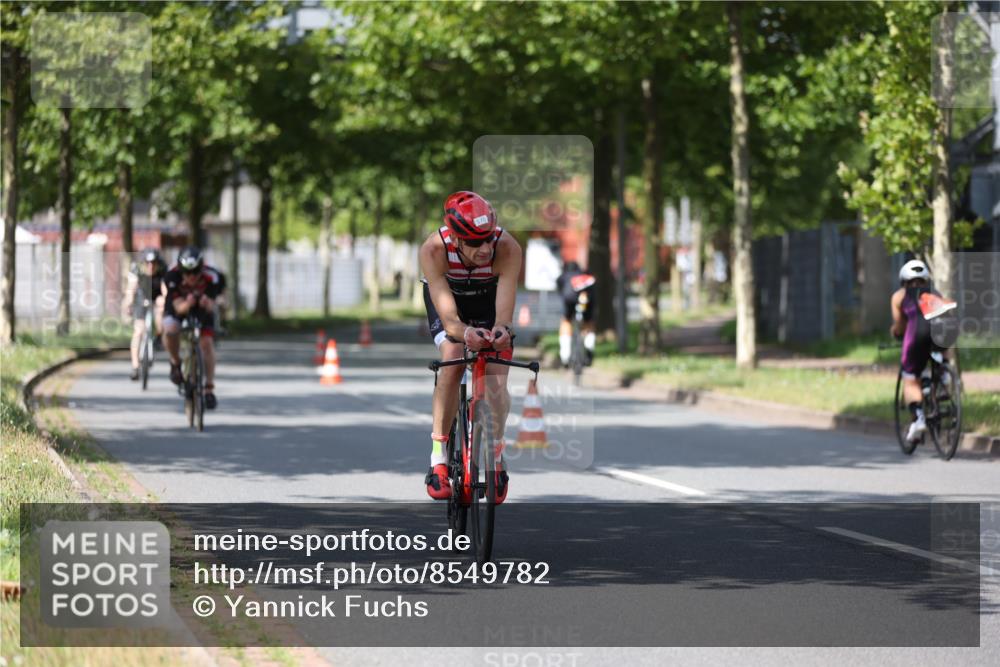10.08.2025 - GEWOBA Citytriathlon Bremen Yannick Fuchs http://msf.ph/oto/8549782 10.08.2025 12:20:15 Radfahren 565, 570, 596, 639, 720, 782, 784, 844, 892, 920, 1027 meine-sportfotos.de