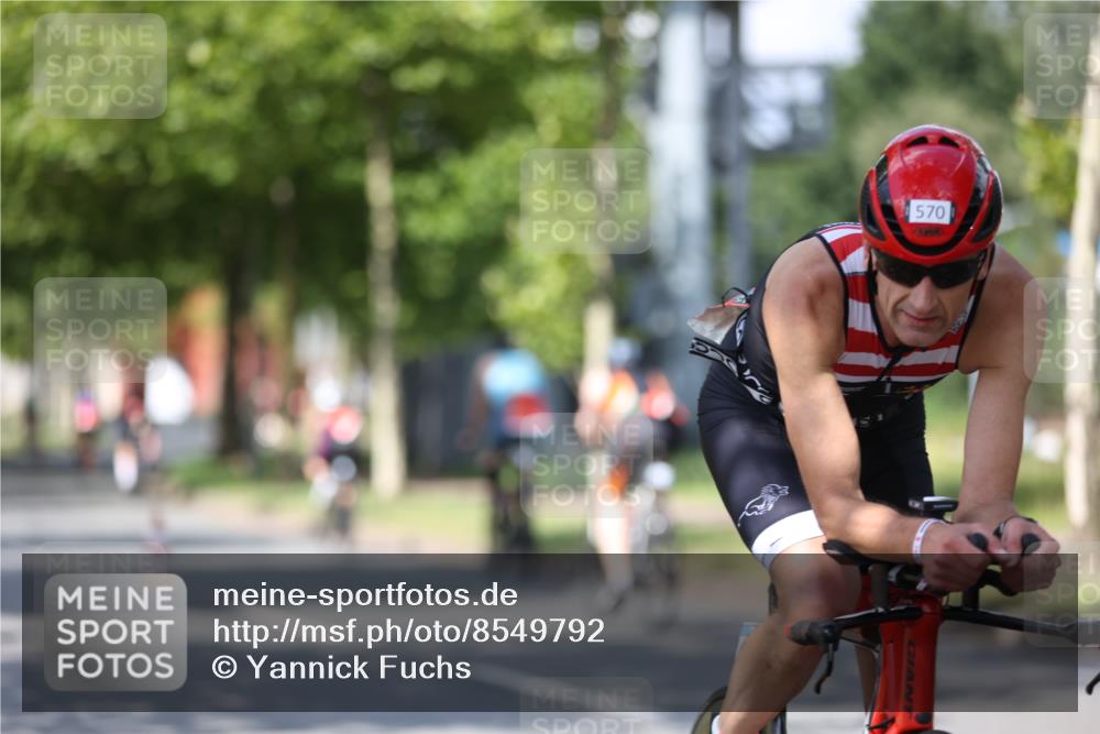 10.08.2025 - GEWOBA Citytriathlon Bremen Yannick Fuchs http://msf.ph/oto/8549792 10.08.2025 12:20:16 Radfahren 565, 570, 596, 639, 720, 782, 784, 844, 892, 920, 1027 meine-sportfotos.de