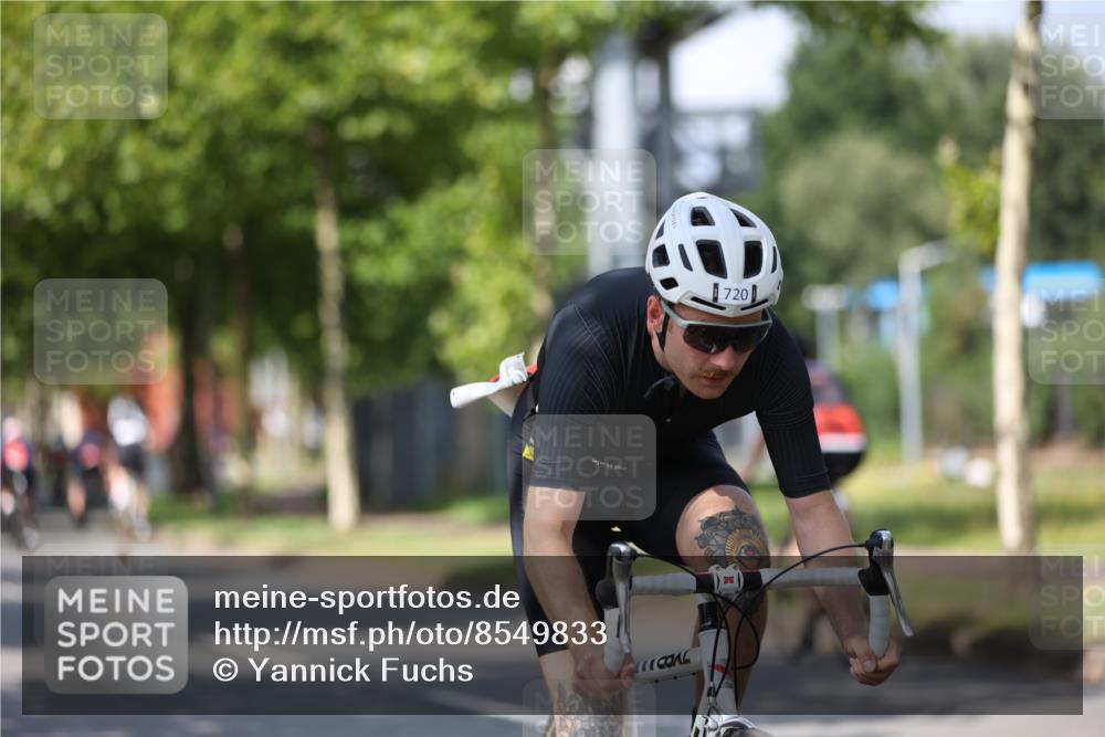 10.08.2025 - GEWOBA Citytriathlon Bremen Yannick Fuchs http://msf.ph/oto/8549833 10.08.2025 12:20:22 Radfahren 563, 565, 570, 596, 631, 720, 734, 844, 892 meine-sportfotos.de