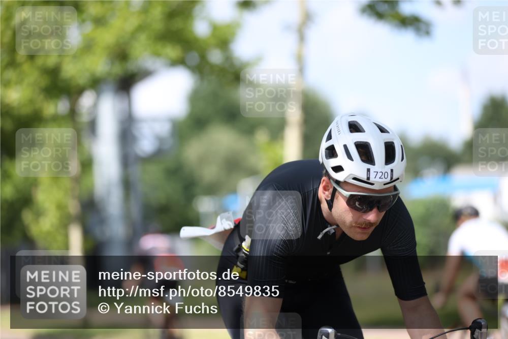10.08.2025 - GEWOBA Citytriathlon Bremen Yannick Fuchs http://msf.ph/oto/8549835 10.08.2025 12:20:22 Radfahren 563, 565, 570, 596, 631, 720, 734, 844, 892 meine-sportfotos.de