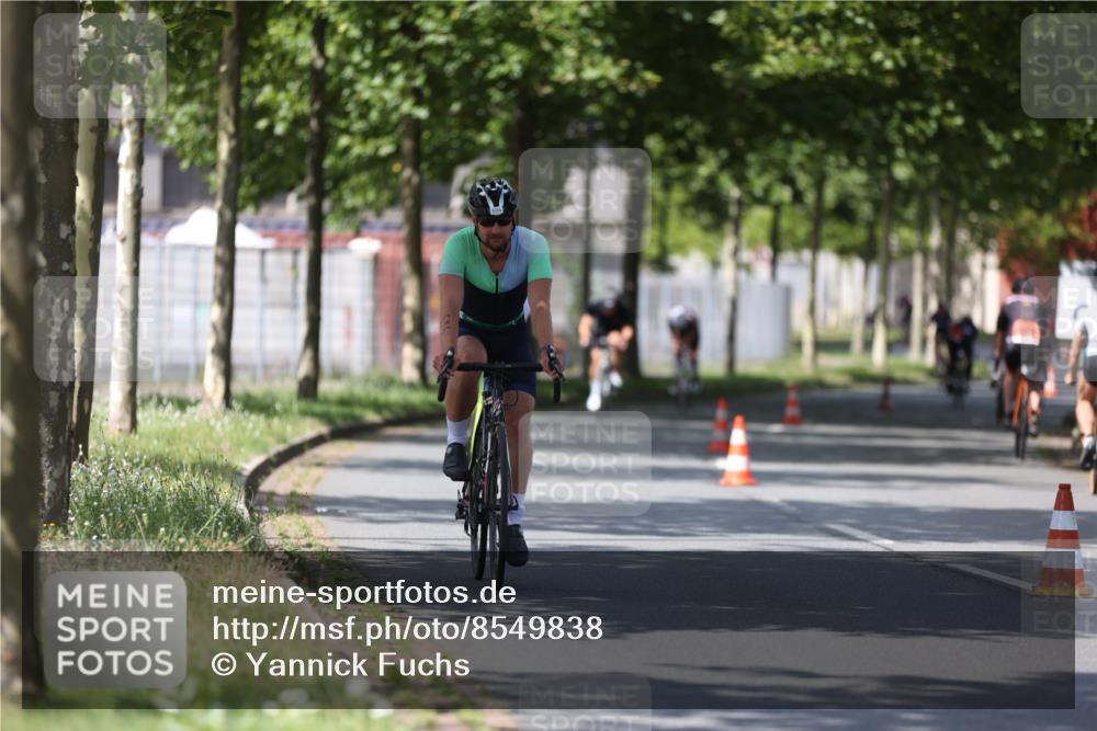 10.08.2025 - GEWOBA Citytriathlon Bremen Yannick Fuchs http://msf.ph/oto/8549838 10.08.2025 12:20:26 Radfahren 563, 565, 570, 596, 631, 720, 734, 892, 900 meine-sportfotos.de