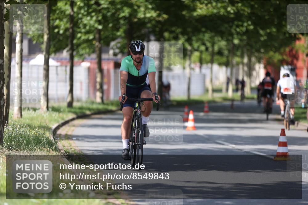10.08.2025 - GEWOBA Citytriathlon Bremen Yannick Fuchs http://msf.ph/oto/8549843 10.08.2025 12:20:27 Radfahren 563, 565, 570, 596, 631, 720, 734, 892, 900 meine-sportfotos.de