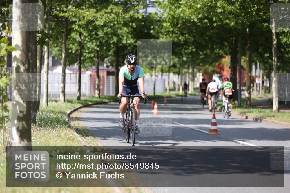 10.08.2025 - GEWOBA Citytriathlon Bremen Yannick Fuchs http://msf.ph/oto/8549845 10.08.2025 12:20:27 Radfahren 563, 565, 570, 596, 631, 720, 734, 892, 900 meine-sportfotos.de