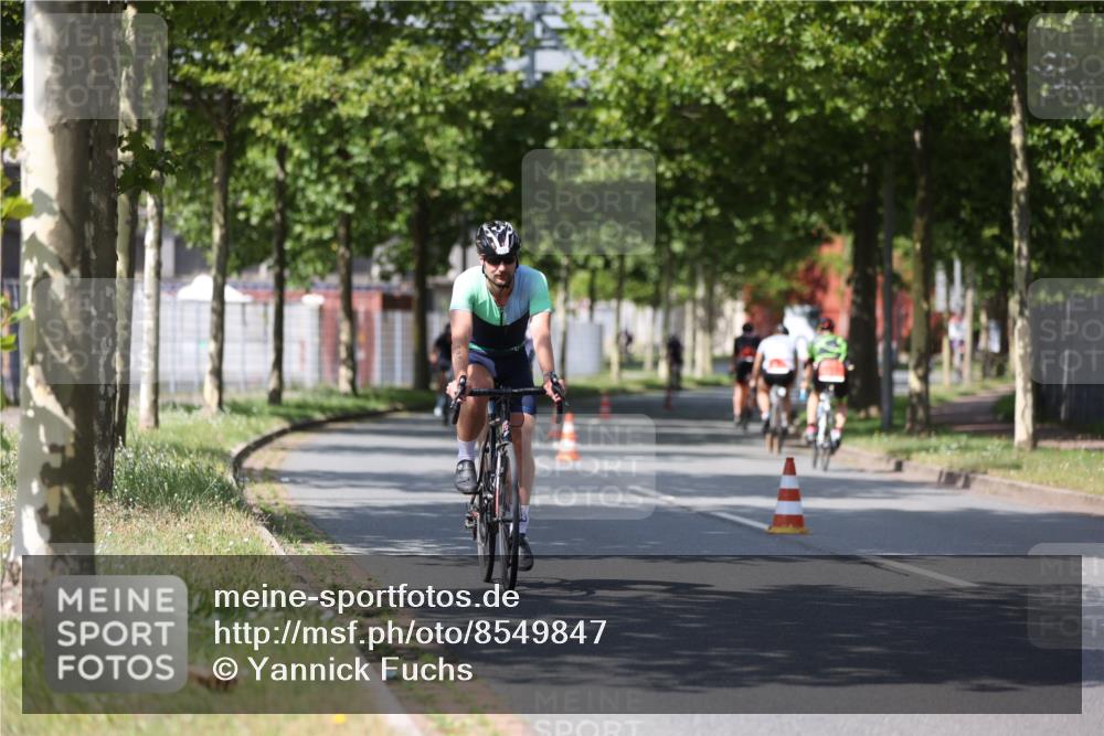 10.08.2025 - GEWOBA Citytriathlon Bremen Yannick Fuchs http://msf.ph/oto/8549847 10.08.2025 12:20:27 Radfahren 563, 565, 570, 596, 631, 720, 734, 892, 900 meine-sportfotos.de