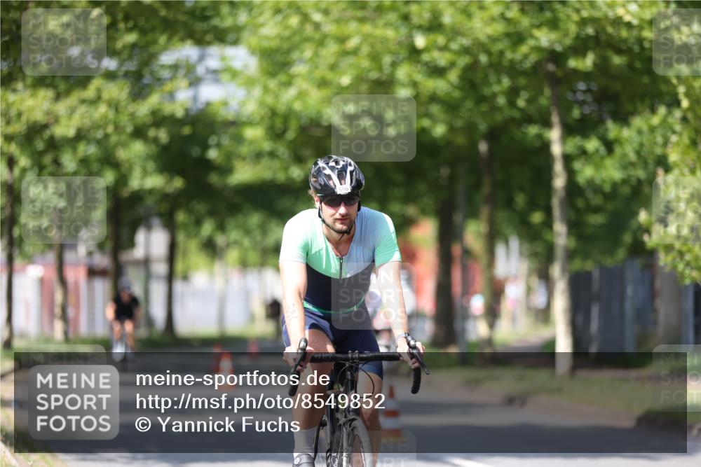 10.08.2025 - GEWOBA Citytriathlon Bremen Yannick Fuchs http://msf.ph/oto/8549852 10.08.2025 12:20:28 Radfahren 563, 565, 570, 596, 631, 720, 734, 829, 892, 900 meine-sportfotos.de