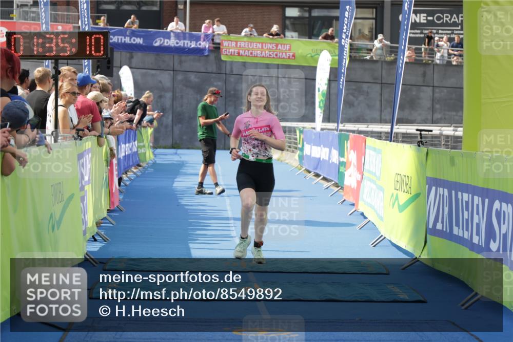 10.08.2025 - GEWOBA Citytriathlon Bremen H.Heesch http://msf.ph/oto/8549892 10.08.2025 11:38:52 Ziel 458, 464 meine-sportfotos.de