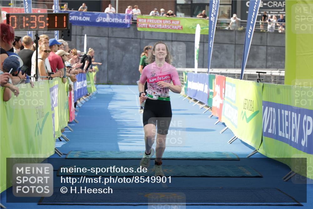10.08.2025 - GEWOBA Citytriathlon Bremen H.Heesch http://msf.ph/oto/8549901 10.08.2025 11:38:53 Ziel 458, 464 meine-sportfotos.de