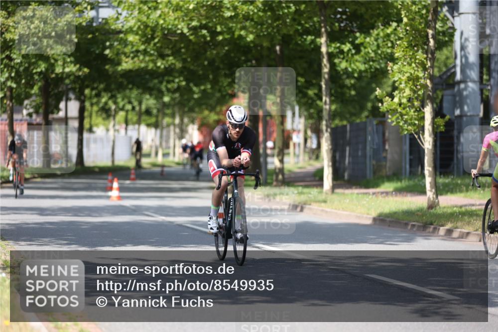 10.08.2025 - GEWOBA Citytriathlon Bremen Yannick Fuchs http://msf.ph/oto/8549935 10.08.2025 12:20:43 Radfahren 563, 631, 734, 772, 829, 899, 900, 940, 1001 meine-sportfotos.de