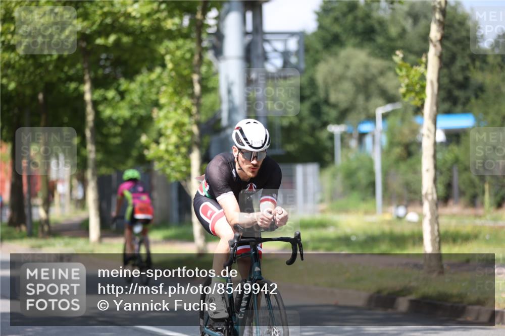 10.08.2025 - GEWOBA Citytriathlon Bremen Yannick Fuchs http://msf.ph/oto/8549942 10.08.2025 12:20:44 Radfahren 563, 734, 772, 795, 829, 899, 900, 940, 1001 meine-sportfotos.de