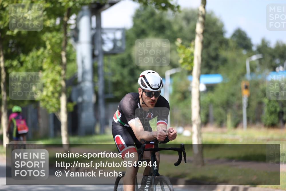 10.08.2025 - GEWOBA Citytriathlon Bremen Yannick Fuchs http://msf.ph/oto/8549944 10.08.2025 12:20:44 Radfahren 563, 734, 772, 795, 829, 899, 900, 940, 1001 meine-sportfotos.de