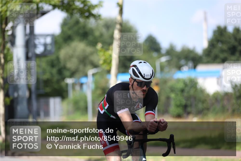 10.08.2025 - GEWOBA Citytriathlon Bremen Yannick Fuchs http://msf.ph/oto/8549946 10.08.2025 12:20:44 Radfahren 563, 734, 772, 795, 829, 899, 900, 940, 1001 meine-sportfotos.de