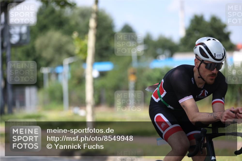 10.08.2025 - GEWOBA Citytriathlon Bremen Yannick Fuchs http://msf.ph/oto/8549948 10.08.2025 12:20:44 Radfahren 563, 734, 772, 795, 829, 899, 900, 940, 1001 meine-sportfotos.de