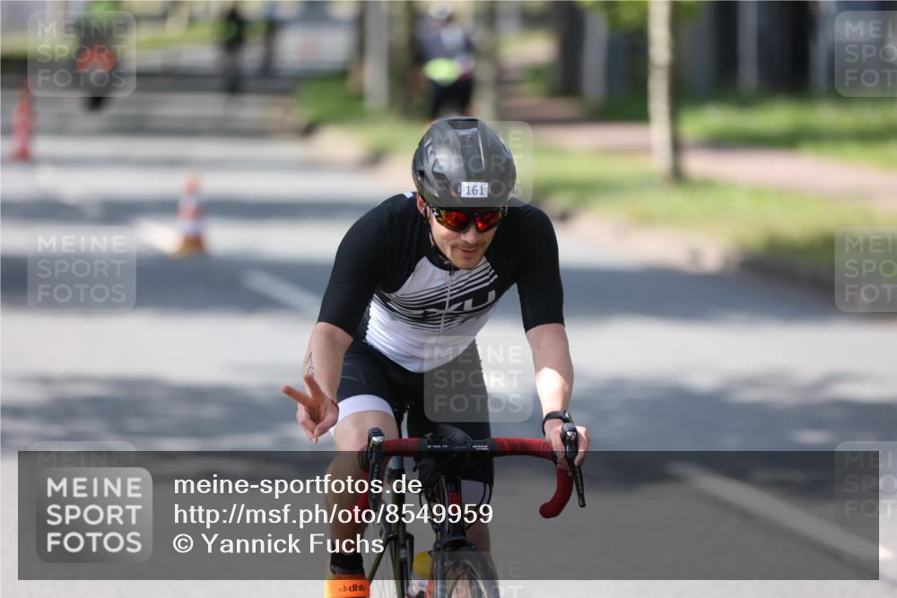 10.08.2025 - GEWOBA Citytriathlon Bremen Yannick Fuchs http://msf.ph/oto/8549959 10.08.2025 14:11:30 Radfahren 70, 161 meine-sportfotos.de