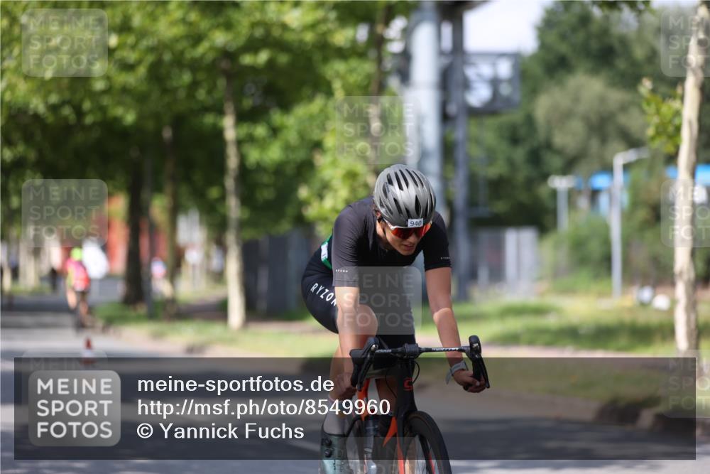 10.08.2025 - GEWOBA Citytriathlon Bremen Yannick Fuchs http://msf.ph/oto/8549960 10.08.2025 12:20:47 Radfahren 563, 734, 772, 795, 829, 899, 900, 940, 1001 meine-sportfotos.de