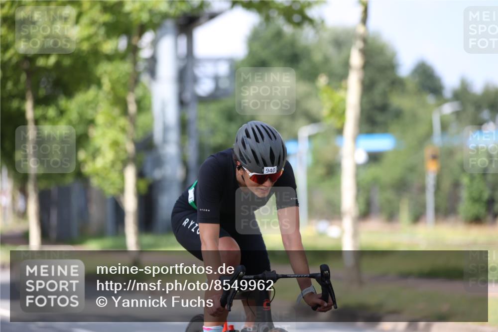 10.08.2025 - GEWOBA Citytriathlon Bremen Yannick Fuchs http://msf.ph/oto/8549962 10.08.2025 12:20:47 Radfahren 563, 734, 772, 795, 829, 899, 900, 940, 1001 meine-sportfotos.de
