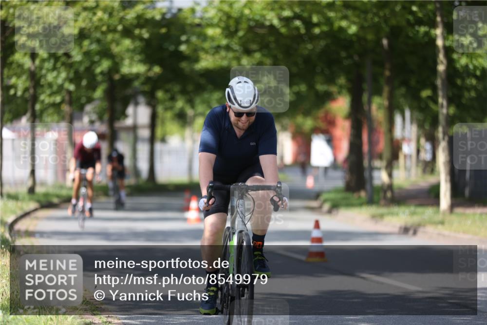 10.08.2025 - GEWOBA Citytriathlon Bremen Yannick Fuchs http://msf.ph/oto/8549979 10.08.2025 12:20:53 Radfahren 558, 581, 701, 772, 795, 829, 899, 940, 1001 meine-sportfotos.de