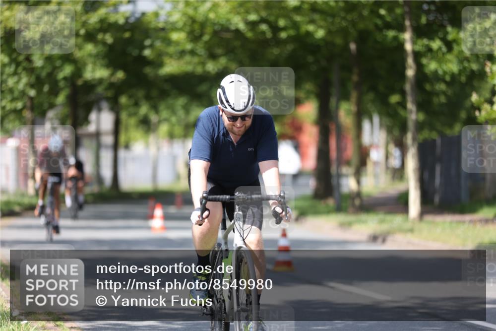 10.08.2025 - GEWOBA Citytriathlon Bremen Yannick Fuchs http://msf.ph/oto/8549980 10.08.2025 12:20:53 Radfahren 558, 581, 701, 772, 795, 829, 899, 940, 1001 meine-sportfotos.de