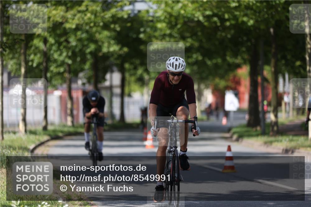 10.08.2025 - GEWOBA Citytriathlon Bremen Yannick Fuchs http://msf.ph/oto/8549991 10.08.2025 12:20:56 Radfahren 558, 581, 662, 701, 758, 772, 795, 899, 940, 969, 1001 meine-sportfotos.de