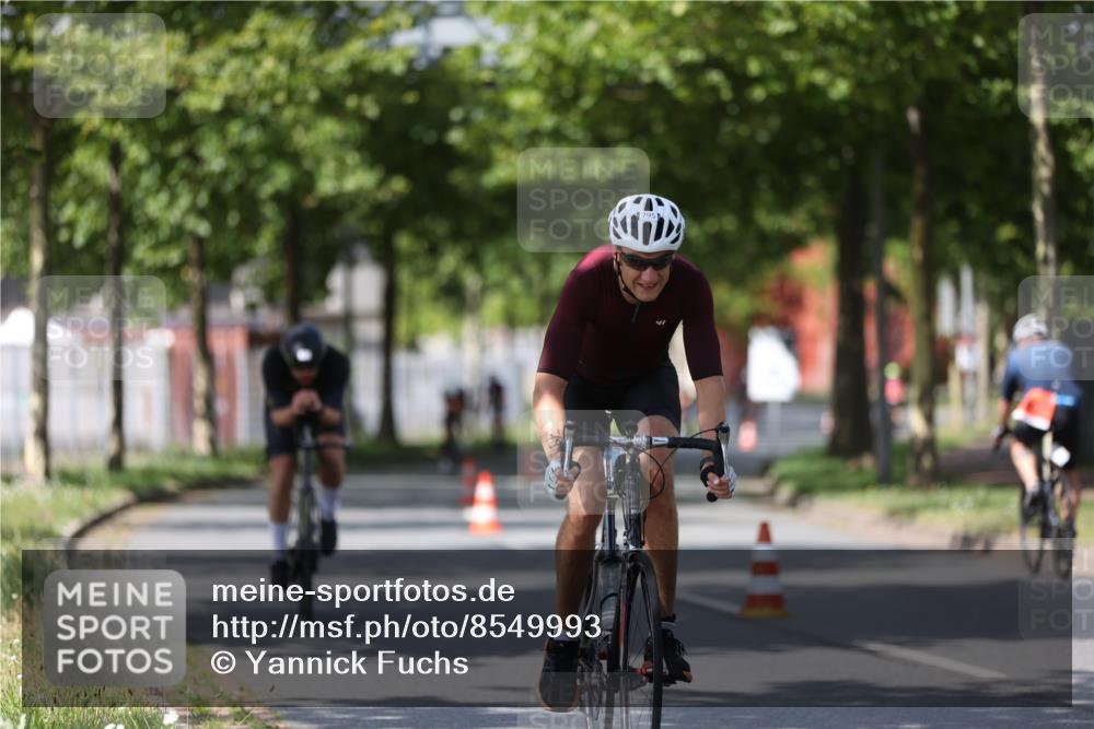 10.08.2025 - GEWOBA Citytriathlon Bremen Yannick Fuchs http://msf.ph/oto/8549993 10.08.2025 12:20:56 Radfahren 558, 581, 662, 701, 758, 772, 795, 899, 940, 969, 1001 meine-sportfotos.de