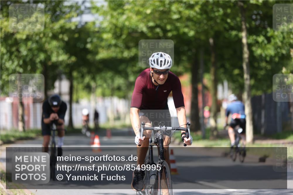10.08.2025 - GEWOBA Citytriathlon Bremen Yannick Fuchs http://msf.ph/oto/8549995 10.08.2025 12:20:56 Radfahren 558, 581, 662, 701, 758, 772, 795, 899, 940, 969, 1001 meine-sportfotos.de