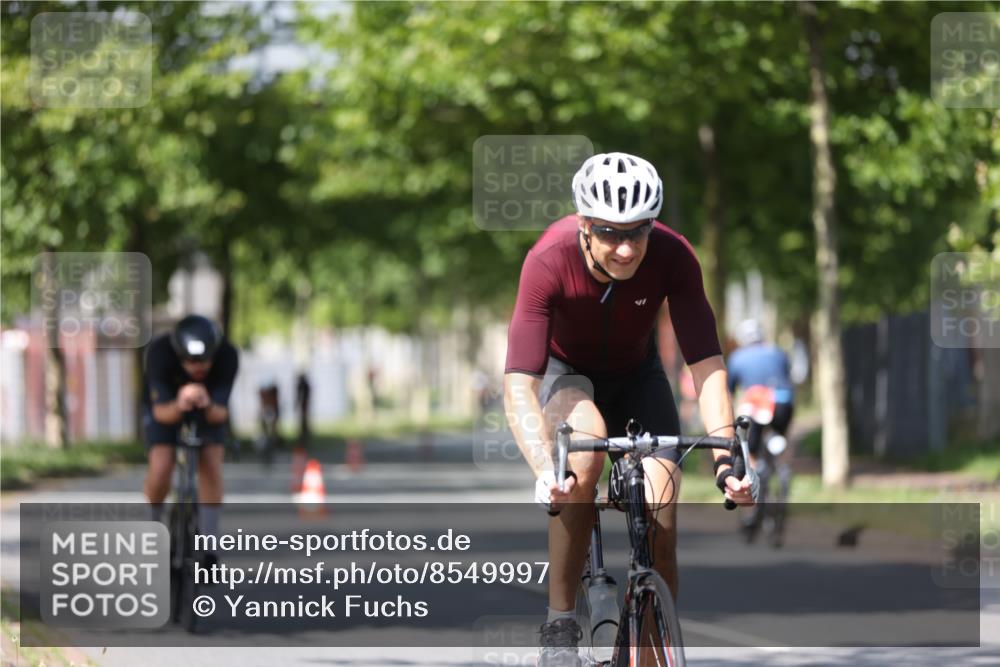 10.08.2025 - GEWOBA Citytriathlon Bremen Yannick Fuchs http://msf.ph/oto/8549997 10.08.2025 12:20:56 Radfahren 558, 581, 662, 701, 758, 772, 795, 899, 940, 969, 1001 meine-sportfotos.de