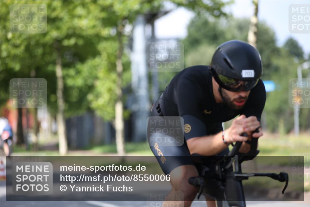 10.08.2025 - GEWOBA Citytriathlon Bremen Yannick Fuchs http://msf.ph/oto/8550006 10.08.2025 12:20:58 Radfahren 558, 581, 662, 701, 758, 772, 795, 869, 899, 940, 969, 1001 meine-sportfotos.de