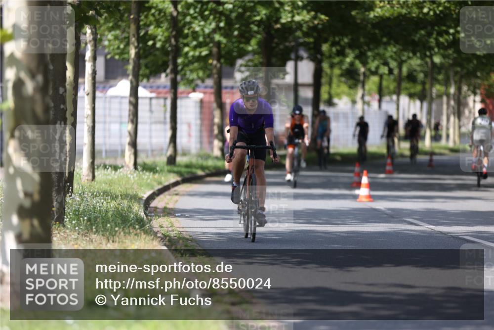 10.08.2025 - GEWOBA Citytriathlon Bremen Yannick Fuchs http://msf.ph/oto/8550024 10.08.2025 12:21:03 Radfahren 555, 558, 581, 662, 701, 758, 772, 795, 813, 869, 899, 969, 1001, 1002 meine-sportfotos.de