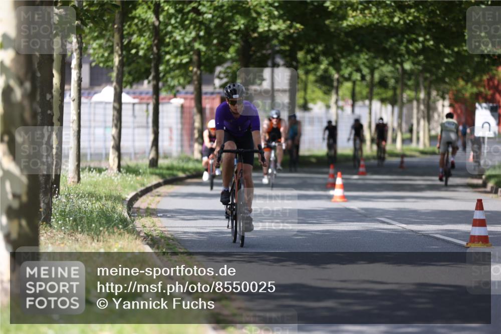 10.08.2025 - GEWOBA Citytriathlon Bremen Yannick Fuchs http://msf.ph/oto/8550025 10.08.2025 12:21:04 Radfahren 555, 558, 581, 662, 701, 758, 772, 795, 813, 869, 899, 969, 1001, 1002 meine-sportfotos.de