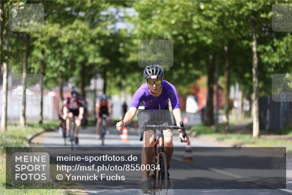 10.08.2025 - GEWOBA Citytriathlon Bremen Yannick Fuchs http://msf.ph/oto/8550034 10.08.2025 12:21:05 Radfahren 555, 558, 581, 662, 701, 758, 772, 785, 795, 813, 869, 969, 1001, 1002 meine-sportfotos.de
