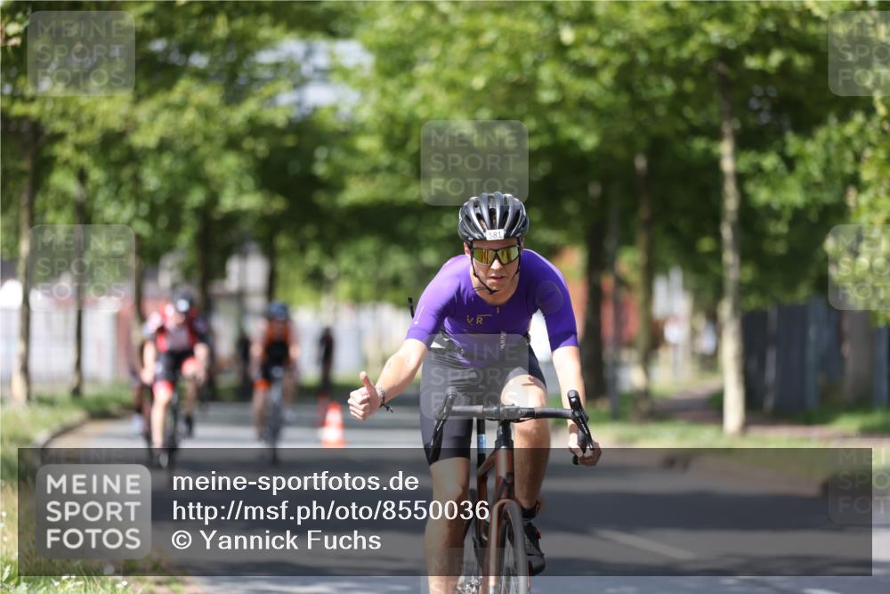 10.08.2025 - GEWOBA Citytriathlon Bremen Yannick Fuchs http://msf.ph/oto/8550036 10.08.2025 12:21:05 Radfahren 555, 558, 581, 662, 701, 758, 772, 785, 795, 813, 869, 969, 1001, 1002 meine-sportfotos.de