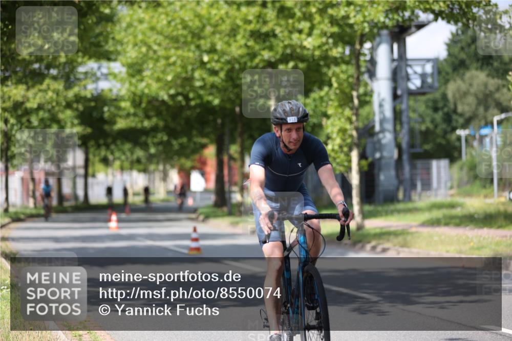 10.08.2025 - GEWOBA Citytriathlon Bremen Yannick Fuchs http://msf.ph/oto/8550074 10.08.2025 12:21:13 Radfahren 555, 558, 581, 618, 662, 701, 758, 761, 785, 813, 869, 913, 969, 975, 1002 meine-sportfotos.de