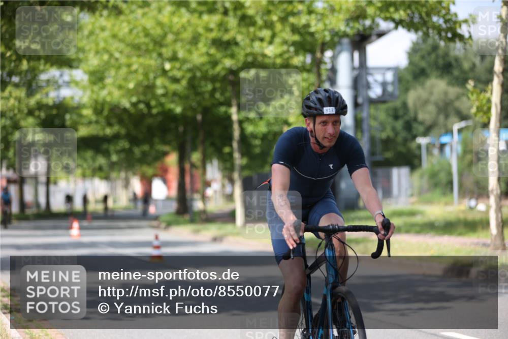 10.08.2025 - GEWOBA Citytriathlon Bremen Yannick Fuchs http://msf.ph/oto/8550077 10.08.2025 12:21:13 Radfahren 555, 558, 581, 618, 662, 701, 758, 761, 785, 813, 869, 913, 969, 975, 1002 meine-sportfotos.de