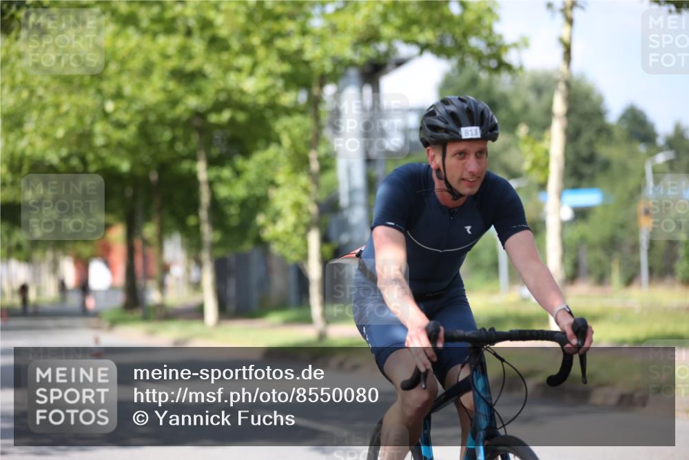 10.08.2025 - GEWOBA Citytriathlon Bremen Yannick Fuchs http://msf.ph/oto/8550080 10.08.2025 12:21:13 Radfahren 555, 558, 581, 618, 662, 701, 758, 761, 785, 813, 869, 913, 969, 975, 1002 meine-sportfotos.de