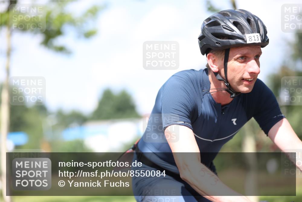 10.08.2025 - GEWOBA Citytriathlon Bremen Yannick Fuchs http://msf.ph/oto/8550084 10.08.2025 12:21:14 Radfahren 555, 558, 581, 618, 662, 701, 758, 761, 785, 813, 869, 913, 969, 975, 1002 meine-sportfotos.de
