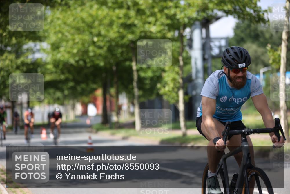 10.08.2025 - GEWOBA Citytriathlon Bremen Yannick Fuchs http://msf.ph/oto/8550093 10.08.2025 12:21:19 Radfahren 555, 618, 662, 758, 761, 785, 813, 869, 913, 949, 969, 975, 1002 meine-sportfotos.de