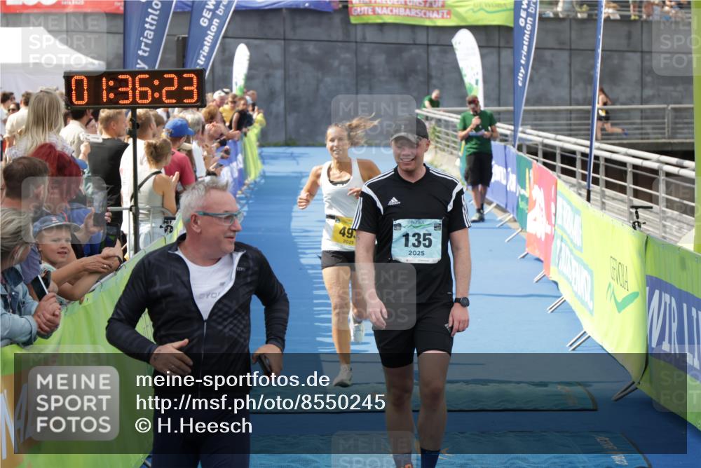 10.08.2025 - GEWOBA Citytriathlon Bremen H.Heesch http://msf.ph/oto/8550245 10.08.2025 11:40:05 Ziel 87, 95, 135, 493 meine-sportfotos.de
