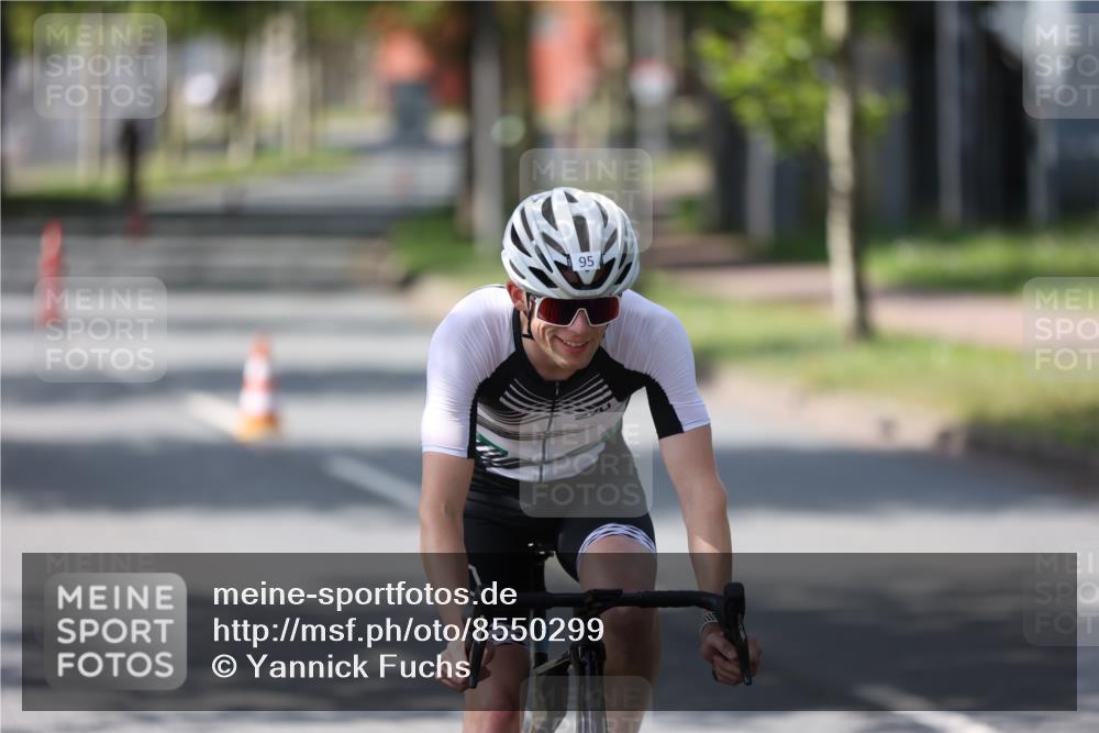 10.08.2025 - GEWOBA Citytriathlon Bremen Yannick Fuchs http://msf.ph/oto/8550299 10.08.2025 14:12:58 Radfahren 8, 95, 117, 148 meine-sportfotos.de