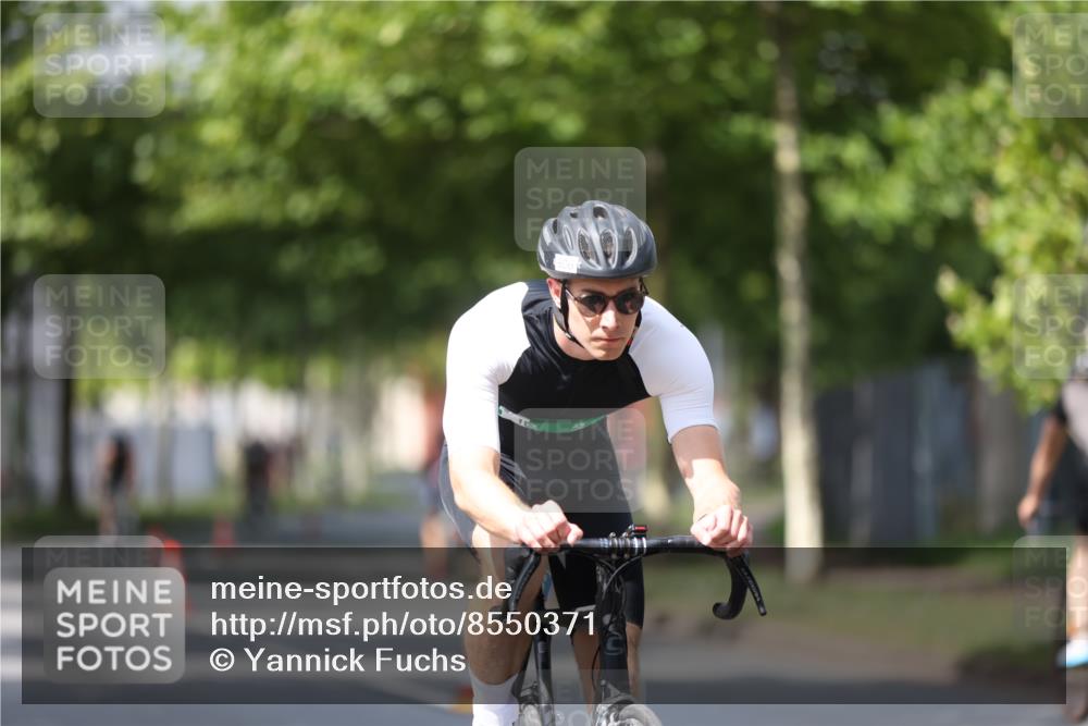 10.08.2025 - GEWOBA Citytriathlon Bremen Yannick Fuchs http://msf.ph/oto/8550371 10.08.2025 12:23:17 Radfahren 589, 603, 606, 638, 696, 740, 754, 802, 921, 934, 953 meine-sportfotos.de
