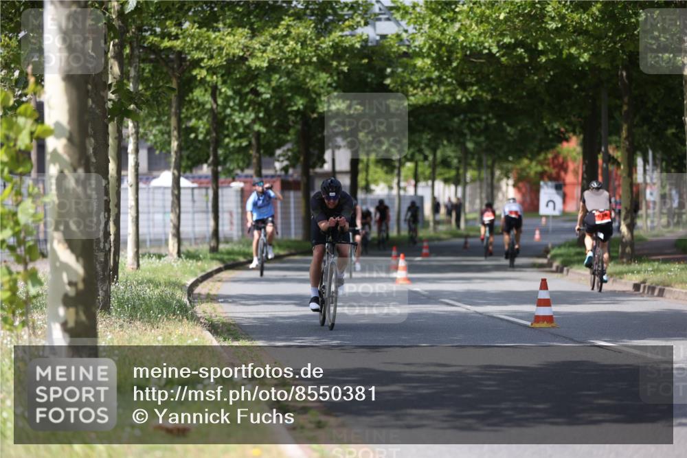 10.08.2025 - GEWOBA Citytriathlon Bremen Yannick Fuchs http://msf.ph/oto/8550381 10.08.2025 12:23:19 Radfahren 589, 606, 638, 696, 740, 754, 802, 921, 934, 953 meine-sportfotos.de