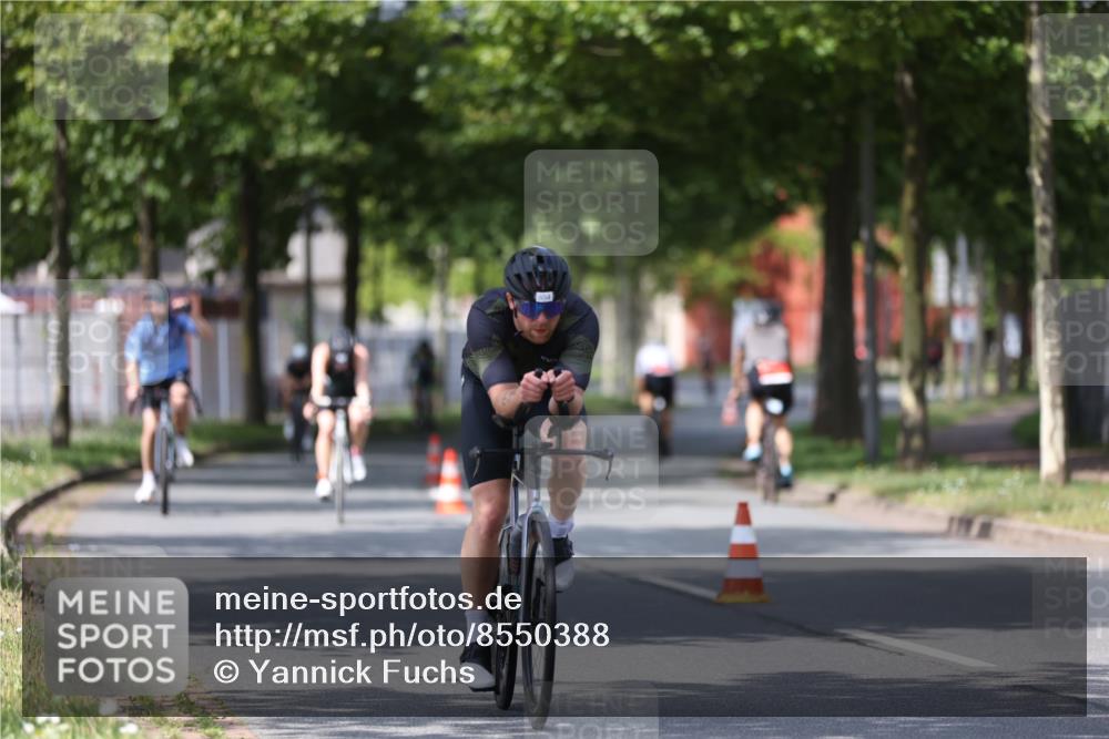 10.08.2025 - GEWOBA Citytriathlon Bremen Yannick Fuchs http://msf.ph/oto/8550388 10.08.2025 12:23:19 Radfahren 589, 606, 638, 696, 740, 754, 802, 921, 934, 953 meine-sportfotos.de