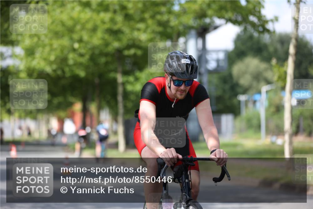 10.08.2025 - GEWOBA Citytriathlon Bremen Yannick Fuchs http://msf.ph/oto/8550446 10.08.2025 12:23:27 Radfahren 589, 606, 638, 696, 740, 754, 802, 921, 934, 945, 953, 983 meine-sportfotos.de