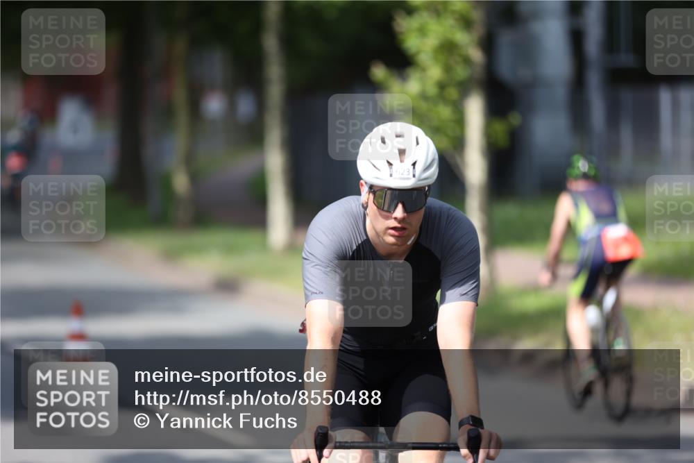 10.08.2025 - GEWOBA Citytriathlon Bremen Yannick Fuchs http://msf.ph/oto/8550488 10.08.2025 12:24:26 Radfahren 557, 613, 623, 650, 660, 705, 723, 724, 779, 809, 883, 925, 944, 964, 1036 meine-sportfotos.de