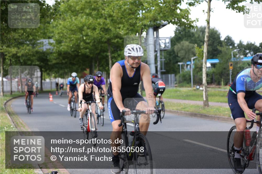 10.08.2025 - GEWOBA Citytriathlon Bremen Yannick Fuchs http://msf.ph/oto/8550508 10.08.2025 12:24:31 Radfahren 557, 597, 613, 623, 660, 672, 705, 723, 724, 779, 809, 883, 925, 944, 964, 1006, 1036 meine-sportfotos.de