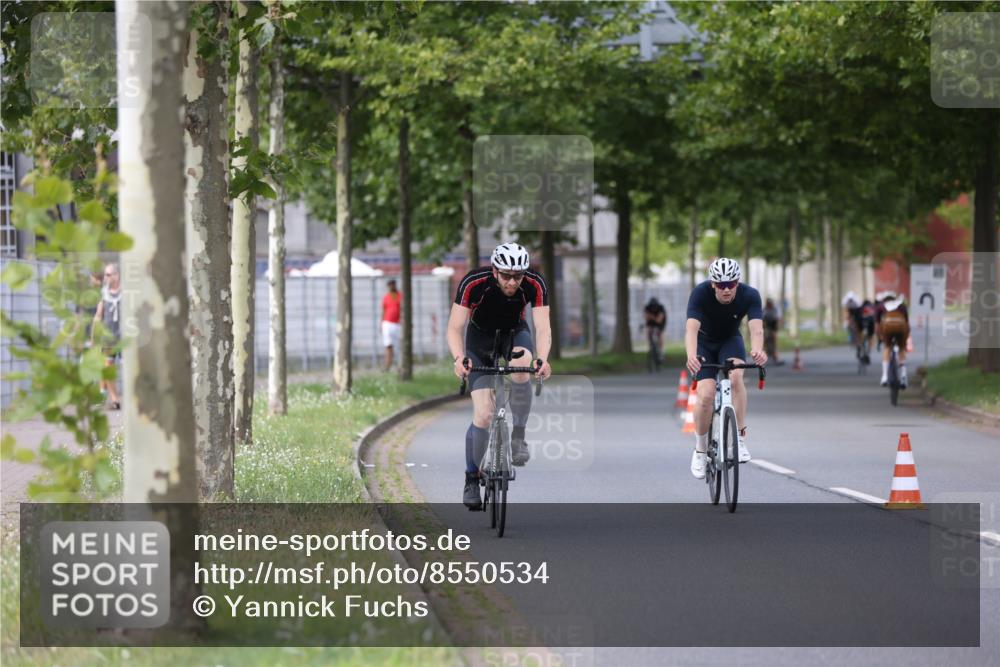 10.08.2025 - GEWOBA Citytriathlon Bremen Yannick Fuchs http://msf.ph/oto/8550534 10.08.2025 12:24:38 Radfahren 597, 613, 623, 660, 672, 698, 705, 737, 779, 809, 883, 925, 964, 1006, 1036 meine-sportfotos.de